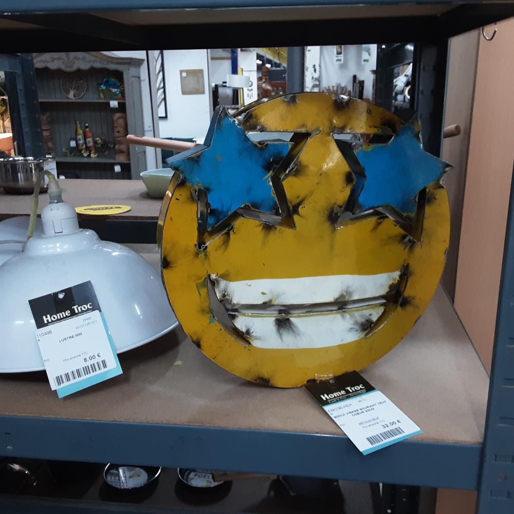 EMOJI VISAGE SOURIANT YEUX COEUR 30CM