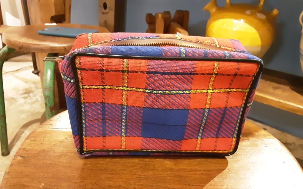 PETITE POCHETTE TARTAN ROUGE ET BLEU 1960