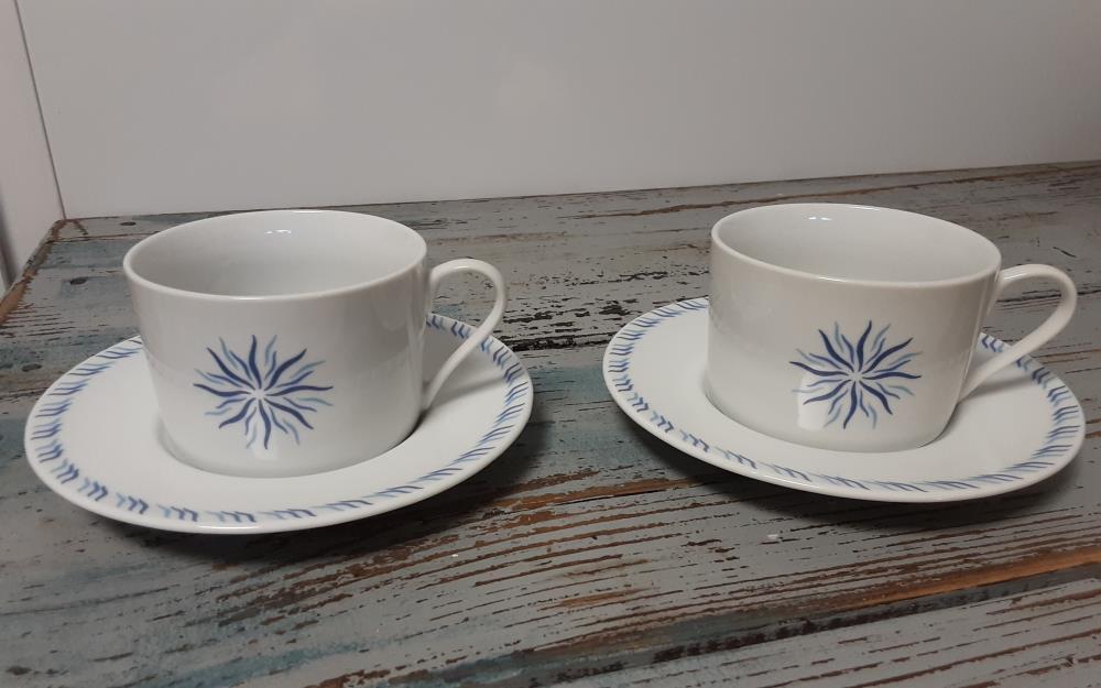 2 tasses à thé en porcelaine signée Pierre Balmain 