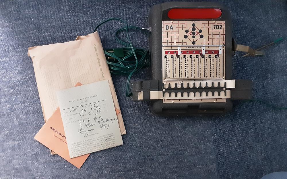 MACHINE A CALCUL ANNÉE 60 ETAT COMME NEUF FACTURE PEZENAS 