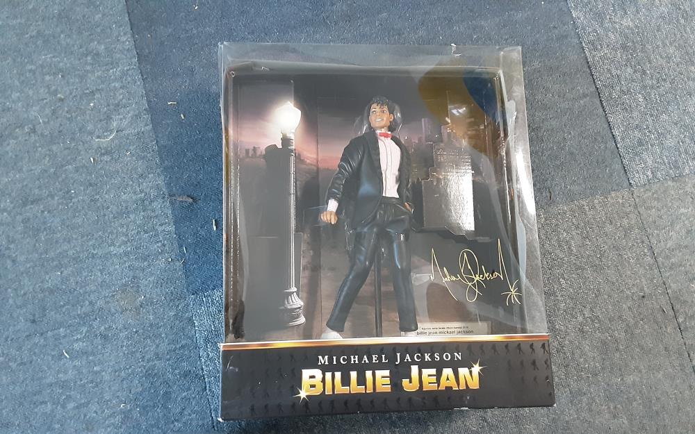 FIGURINE MICHAEL JACKSON BILLIE JEAN 30CM BANDAI 2010