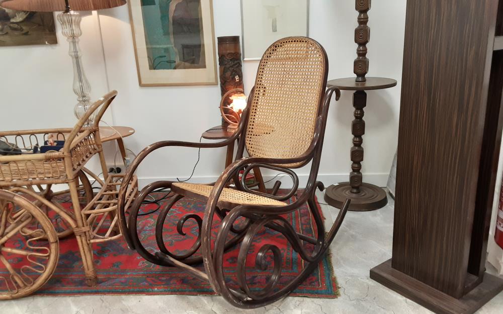 ROCKING CHAIR DANS LE GOUT DE THONET A RESTAURER