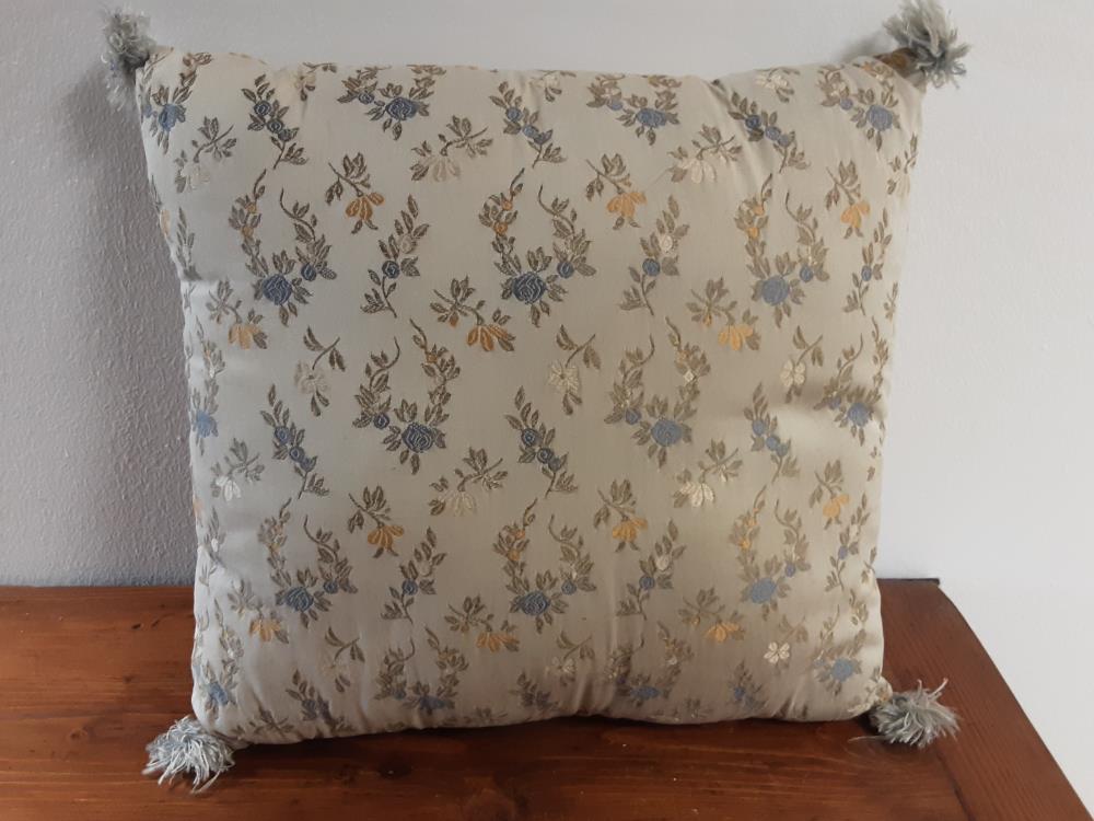 COUSSIN ECRU FLEURS BLEUES