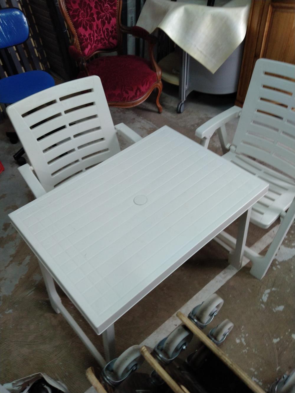 ENSEMBLE DE CAMPING TABLE C2 CHAISES 