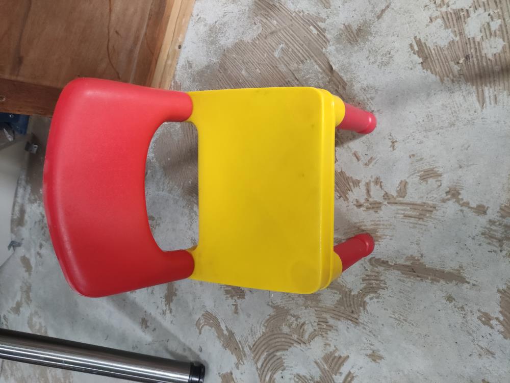 CHAISE ENFANT PLASTIQUE JAUNE ET ROUGE 