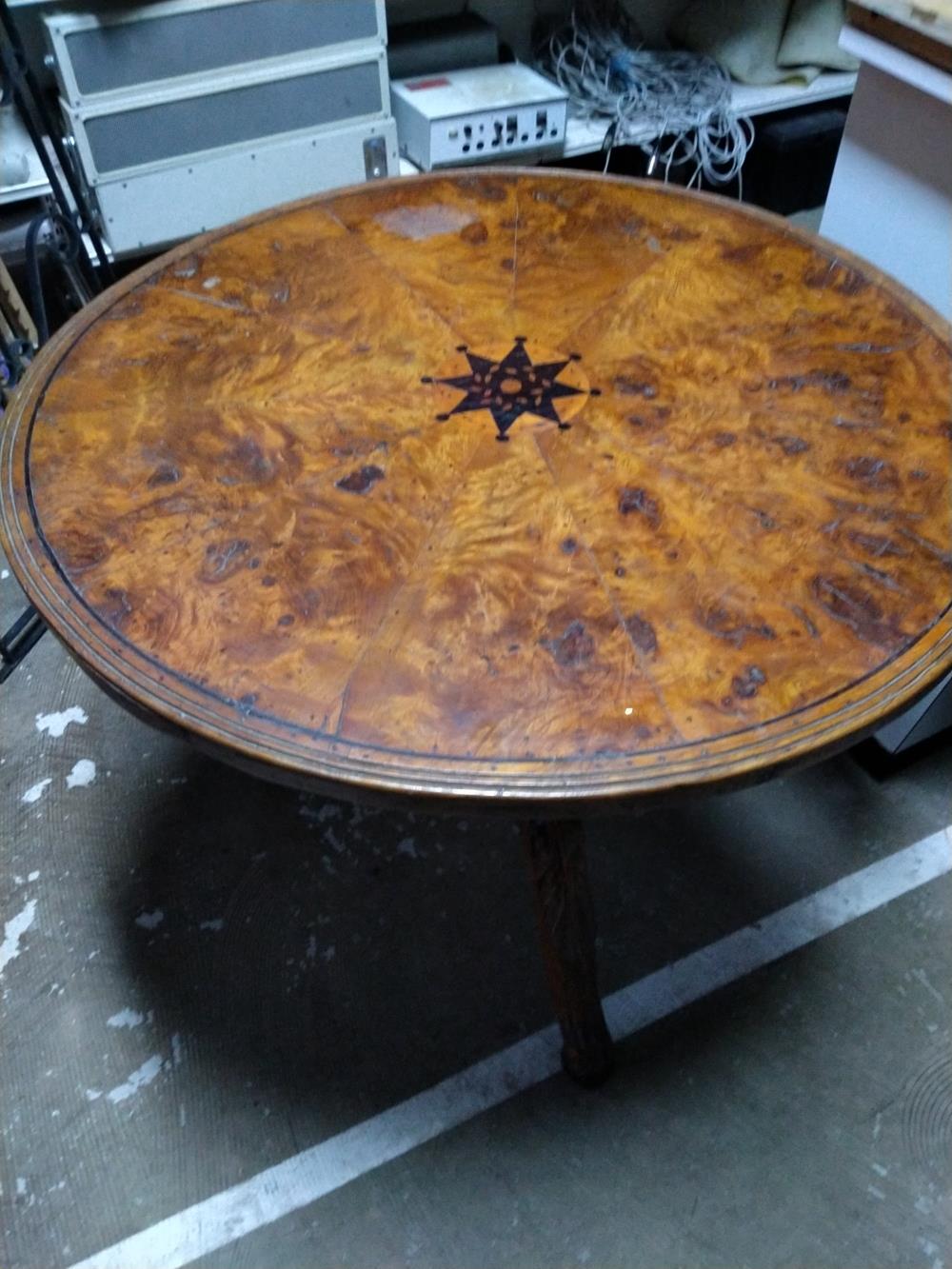 TABLE RONDE MARQUETÉ