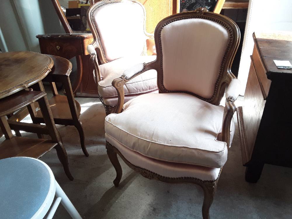 FAUTEUIL BERGÈRE DE STYLE LOUIS XV ROSE POUDRÉ 