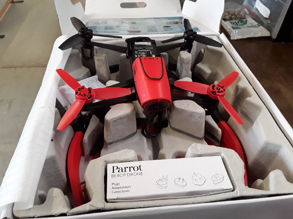 DRONE CAMERA ROUGE PARROT 